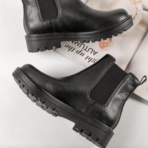 Chelsea Lug Sole Boots - Black